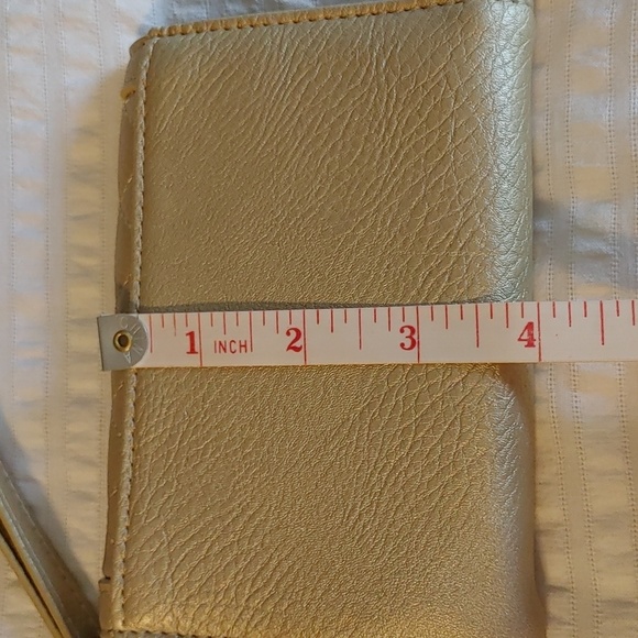 🍁GUESS GOLD WALLET WITH WRISTLET - Picture 8 of 10